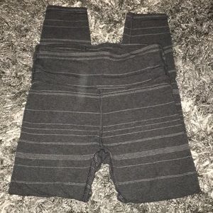 GRAY STRIPED GAPFIT LEGGINGS